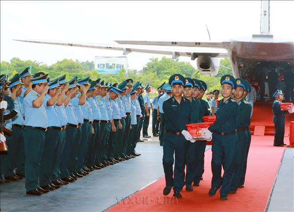 ជើងហោះហើរពិសេស ដឹកសំណាកអដ្ឋិធាតុយុទ្ធជនពលីជាង ៧.០០០ ទៅកាន់ទីក្រុងហាណូយសម្រាប់កំណត់អត្តសញ្ញាណ