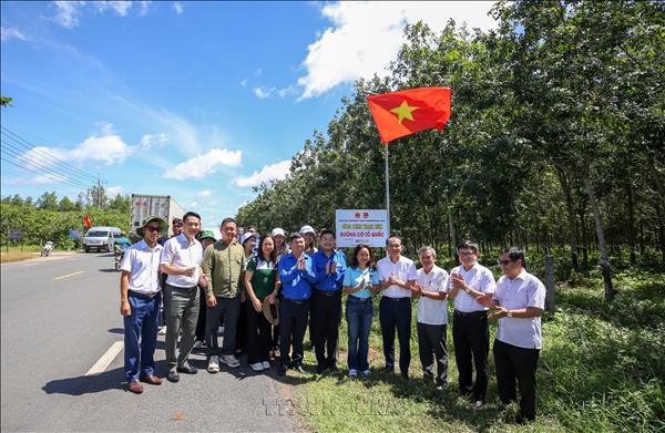 Dựng Tuyến đường cờ Tổ quốc, tiếp sức học sinh khó khăn