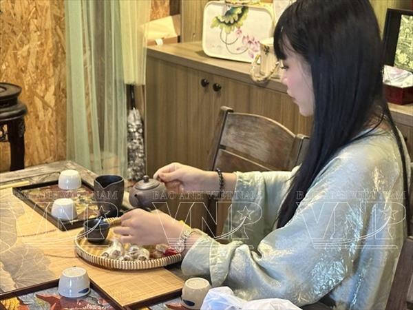 越南年轻人的茶文化: 茶香传温情