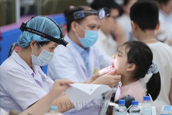 Exámenes médicos gratuitos para niños en Hanoi antes del nuevo año escolar