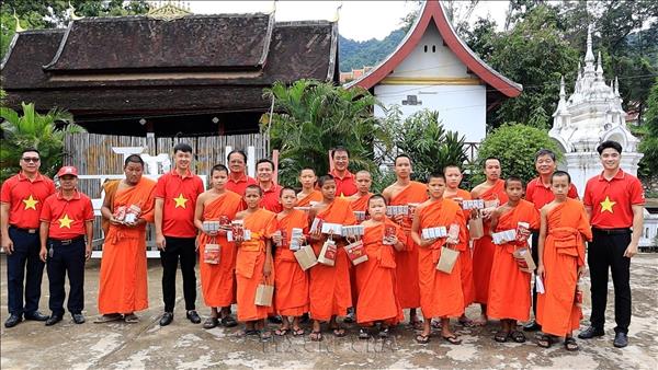 Thanh niên Việt Nam gửi trao tình cảm và tình hữu nghị tới người dân địa phương Lào