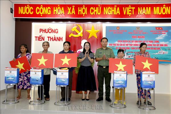 Cảnh sát biển đồng hành với ngư dân chống khai thác IUU