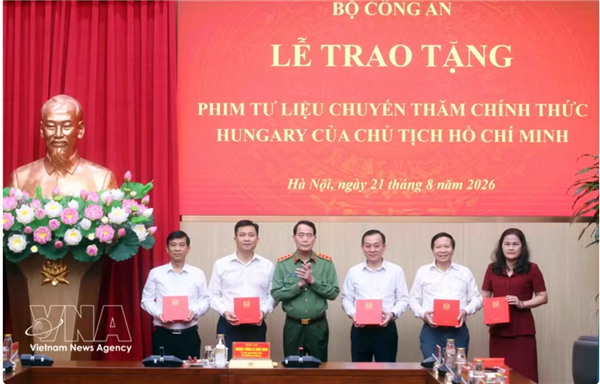 Des images darchives du Président Ho Chi Minh remis à plusieurs institutions vietnamiennes