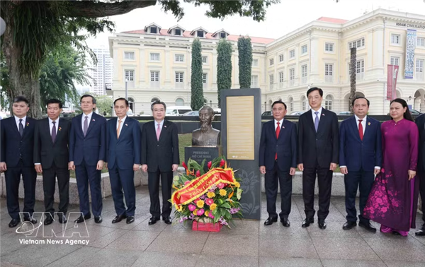 越共中央政治局委员、中央书记处常务书记陈锦秀在新加坡敬献鲜花缅怀胡志明主席