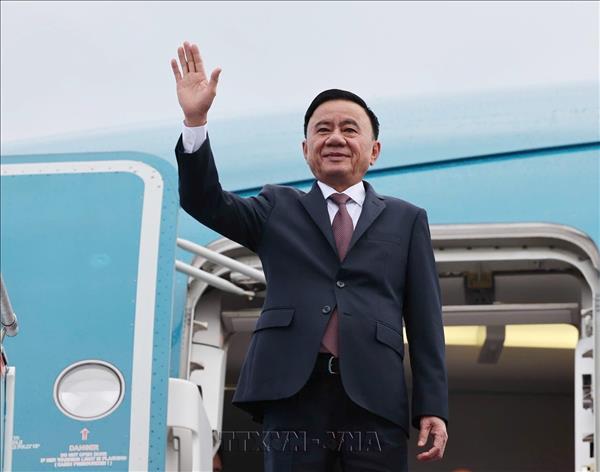 越共中央政治局委员、中央书记处常务书记陈锦秀启程对新加坡进行正式访问