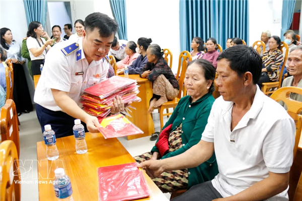 海警与渔民陪伴同行 共同打击IUU捕捞