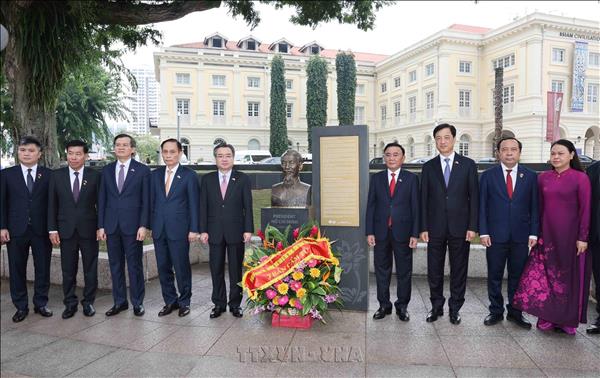 Key leader pays tribute to President Ho Chi Minh in Singapore