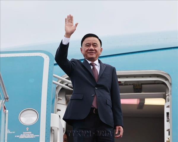 Key leader leaves Hanoi for official visit to Singapore