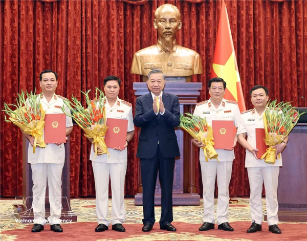 越共中央总书记、国家主席苏林向4名最高人民检察院检察官颁发任命决定书
