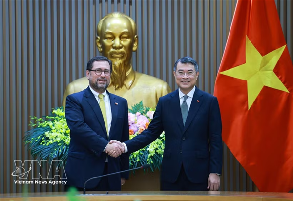 越南政府总理黎明兴会见智利外交部长弗朗西斯科·佩雷斯·麦肯纳