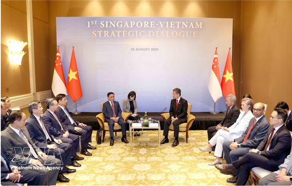 Cérémonie daccueil solennel du permanent du Secrétariat Tran Cam Tu à Singapour