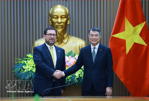 Le Premier ministre Le Minh Hung reçoit le ministre chilien des Affaires étrangères