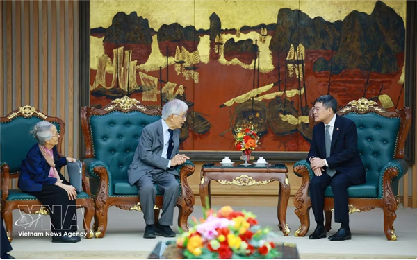 Le Premier ministre salue les contributions des professeurs Tran Thanh Van et Le Kim Ngoc aux sciences et à léducation