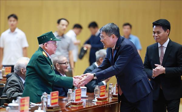 Premier asiste a ceremonia de entrega de Insignias del Partido a veteranos militantes en Hai Phong