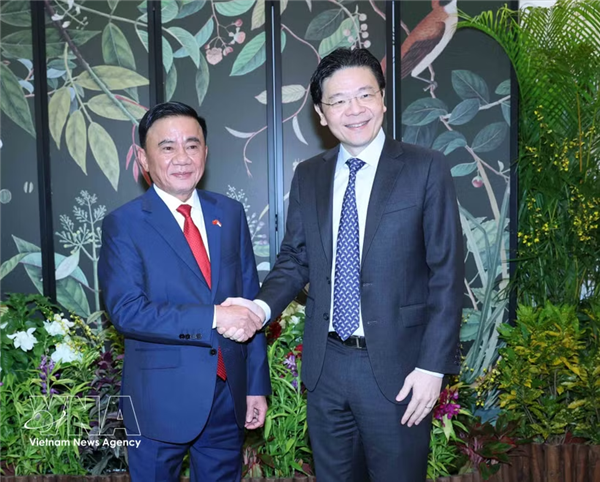 越共中央政治局委员、中央书记处常务书记陈锦秀会见新加坡人民行动党秘书长、政府总理黄循财