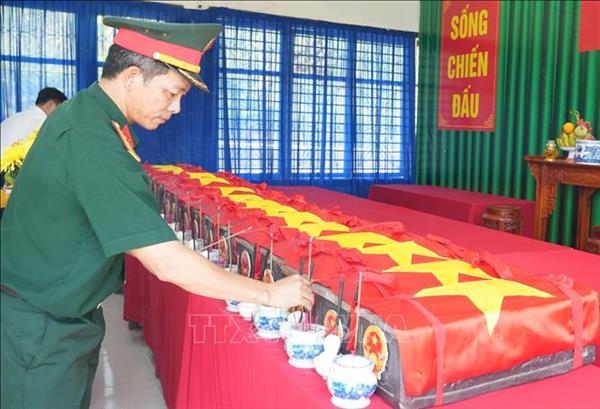 យុទ្ធនាការ ៥០០ថ្ងៃទាំងយប់៖ យុវជនអាណិកជនវៀតណាមរំជួលចិត្តដោយស្តាប់រឿងរ៉ាវអំពីការជីកកកាយផ្នូរយុទ្ធជនពលី