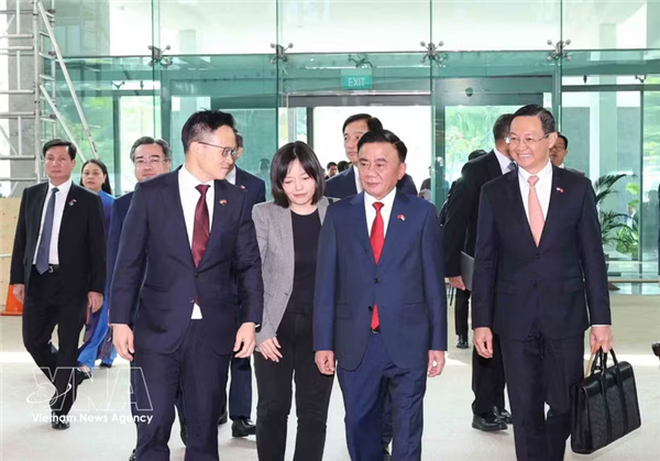 越共中央政治局委员、中央书记处常务书记陈锦秀圆满结束对新加坡的正式访问