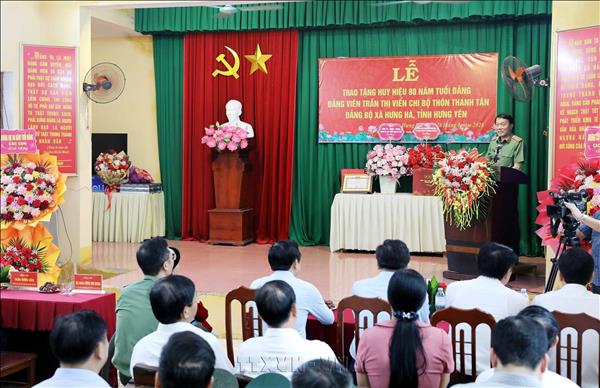 Đại tướng Lương Tam Quang trao tặng Huy hiệu cho đảng viên 80 năm tuổi Đảng