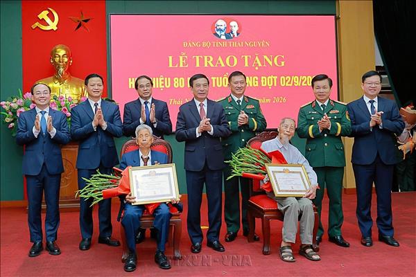 Phó Thủ tướng, Bộ trưởng Bộ Quốc phòng Phan Văn Giang trao Huy hiệu 80 năm tuổi Đảng tại Thái Nguyên