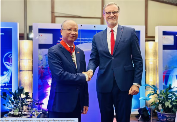 Lancien ambassadeur du Vietnam en France Dinh Toan Thang décoré de la Légion dhonneur