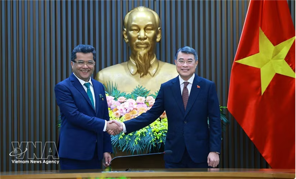 Le Premier ministre Le Minh Hung reçoit le ministre dÉtat indien aux Affaires extérieures