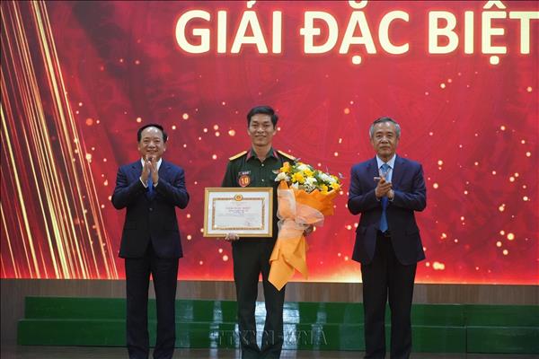 Trưởng Ban Tuyên giáo Trung ương Trịnh Văn Quyết trao giải cho các Báo cáo viên, tuyên truyền viên giỏi toàn quốc năm 2026