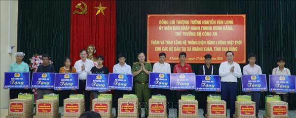 Trao tặng hệ thống đèn năng lượng mặt trời cho nhân dân biên giới