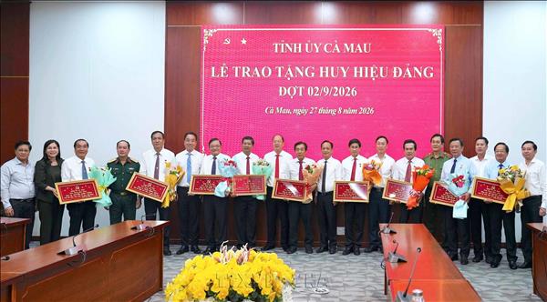 Cà Mau: Hơn 3.000 đảng viên nhận Huy hiệu Đảng dịp Quốc khánh 2/9