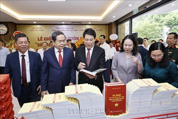 Chủ tịch Quốc hội Trần Thanh Mẫn dự lễ giới thiệu sách của nguyên Chủ tịch nước Lương Cường