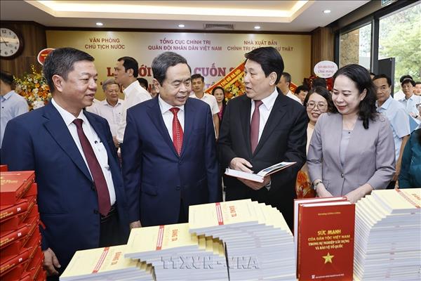 Former Presidents book on Vietnams national strength introduced in Hanoi