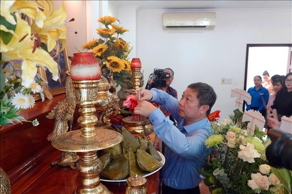 Dâng hương tưởng niệm 85 năm Ngày đồng chí Nguyễn Thị Minh Khai hi sinh