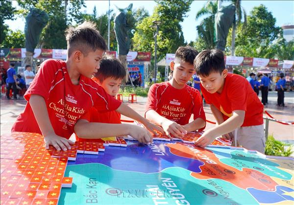 Quang Ngai: 8,100 national flags form shape of Vietnam