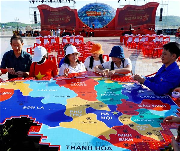 8.100 lá cờ Tổ quốc tạo nên hình hài đất nước