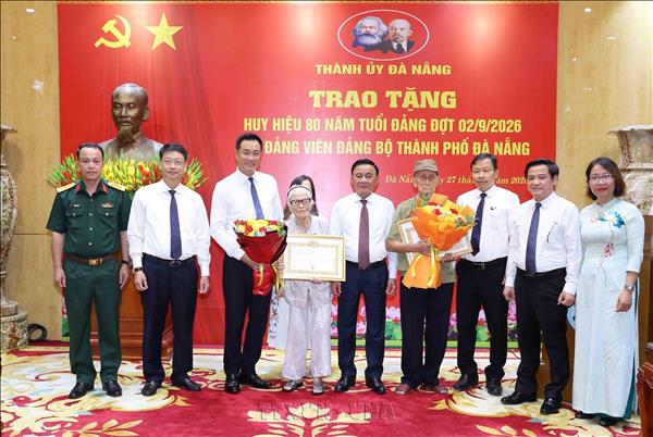 Thường trực Ban Bí thư Trần Cẩm Tú trao tặng Huy hiệu 80 năm tuổi Đảng cho đảng viên lão thành tại Đà Nẵng