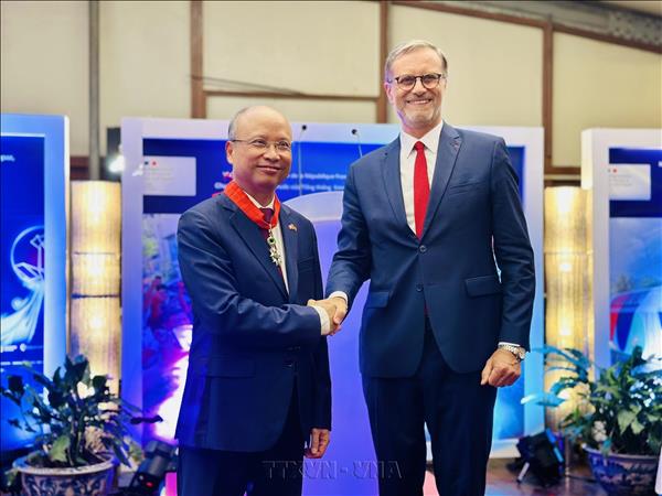 Trao Huân chương Bắc đẩu Bội tinh của Pháp tặng Đại sứ Đinh Toàn Thắng