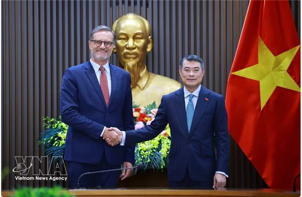 Le PM Le Minh Hung appelle à approfondir le partenariat stratégique intégral Vietnam-France