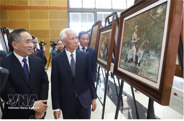 Une exposition de peintures rend hommage au Président Hô Chi Minh à Vientiane
