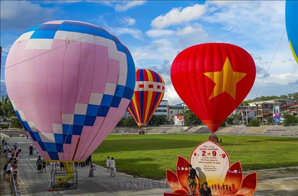 Khinh khí cầu rực rỡ trên bầu trời Điện Biên chào mừng Quốc khánh