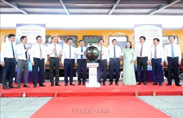 Inauguran tren turístico que conecta los patrimonios de Phong Nha y Hue