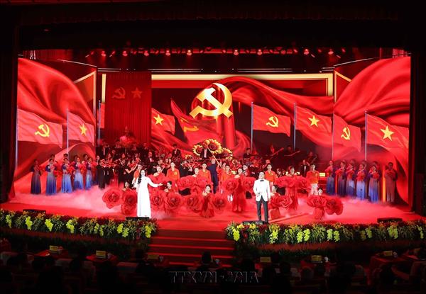 Top leader attends ceremony announcing establishment of Quang Ninh city