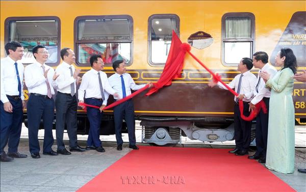 Tourist train linking Phong Nha and Hue heritage sites launched