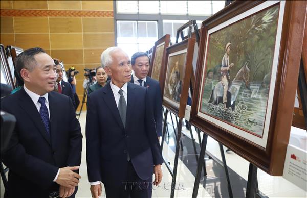 Efectúan exposición Ho Chi Minh, retrato de un hombre en Laos
