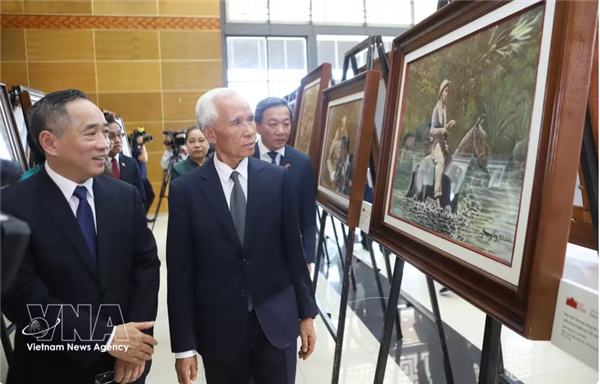 Une exposition de peintures rend hommage au Président Hô Chi Minh à Vientiane