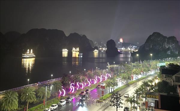 Đông đảo nhân dân, du khách đội mưa thưởng thức concert Quảng Ninh - Thành phố rạng rỡ tương lai