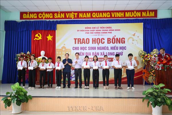 Phó Thủ tướng Lê Tiến Châu trao học bổng cho học sinh nghèo hiếu học tại Tây Ninh​