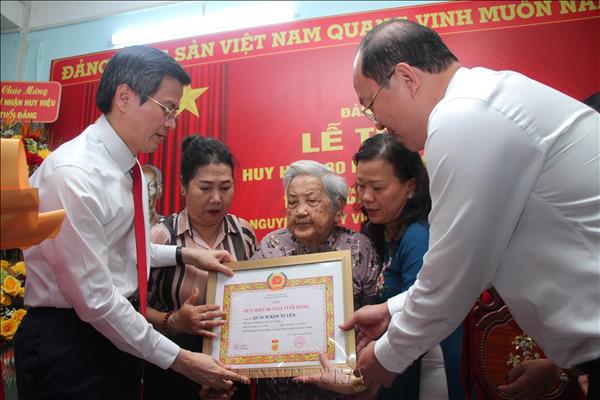 Trao Huy hiệu 80 năm tuổi Đảng tặng hai đảng viên lão thành tại Cà Mau