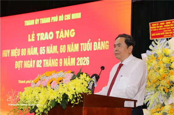 陈青敏向革命老前辈颁授党龄纪念章