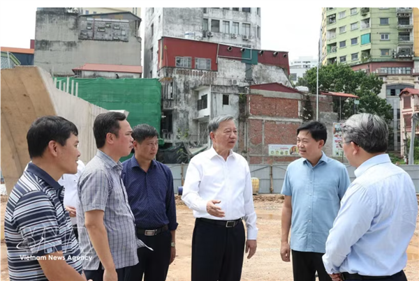 Le dirigeant To Lam inspecte plusieurs projets dinfrastructure et déducation à Hanoï