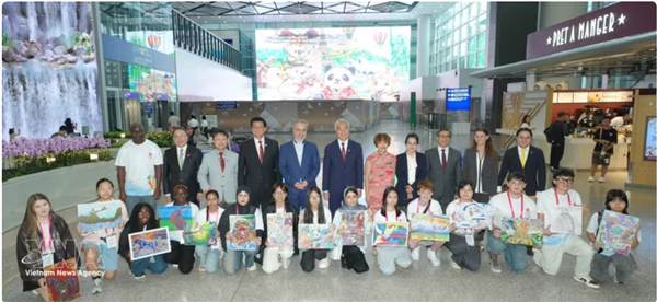 Une jeune Vietnamienne remporte le Prix dor dun concours mondial de peinture à Hong Kong