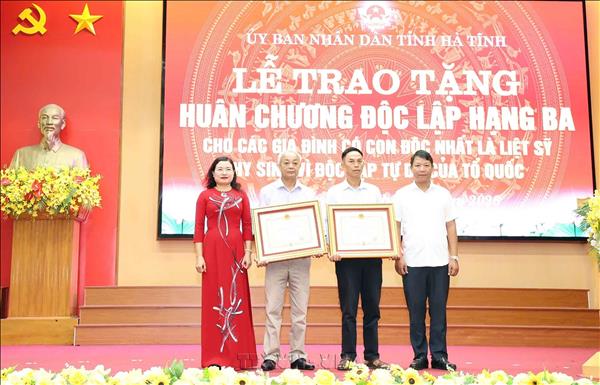 Trao Huân chương Độc lập hạng Ba tặng 2 gia đình có con độc nhất là liệt sĩ
